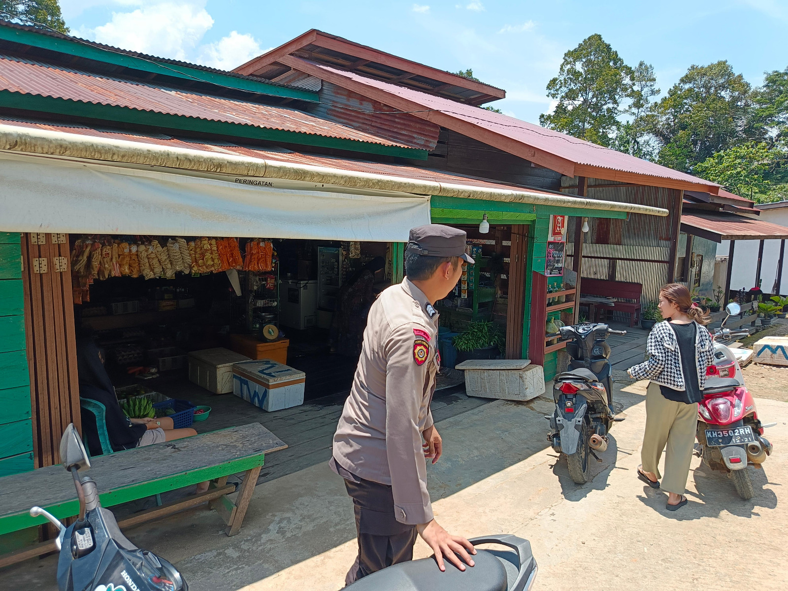 Piket Polsek Delang Silaturahmi Ke Masyarakat