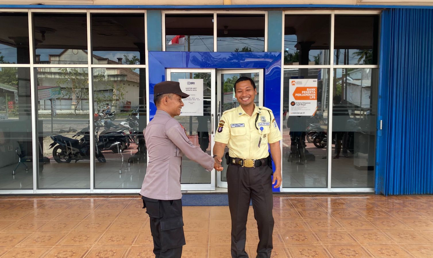 Piket Polsek Patroli dan Silaturahmi dengan Satpam Bank BRI