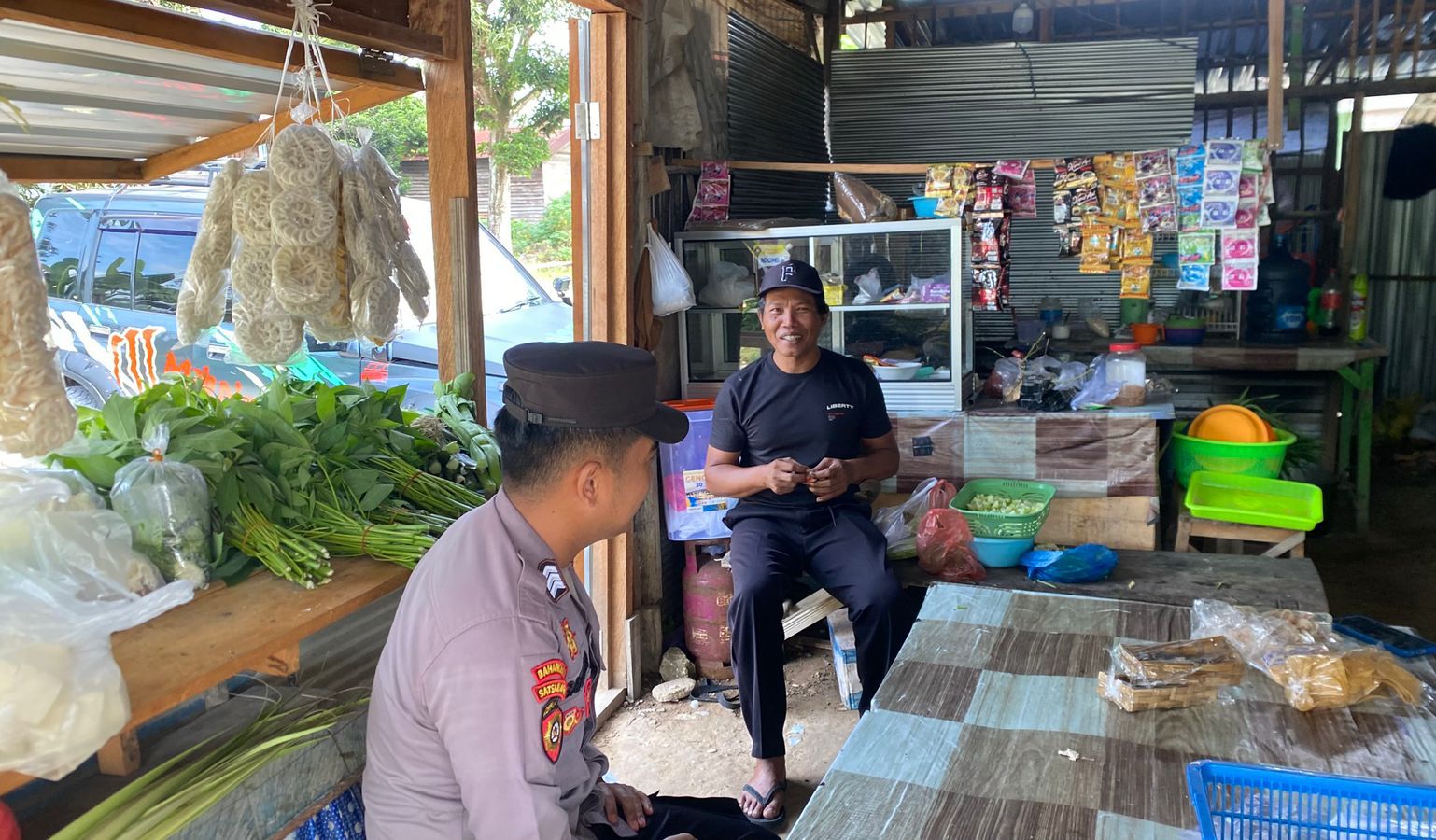 Piket Polsek Sambangi dan Silaturahmi Ke Pedagang