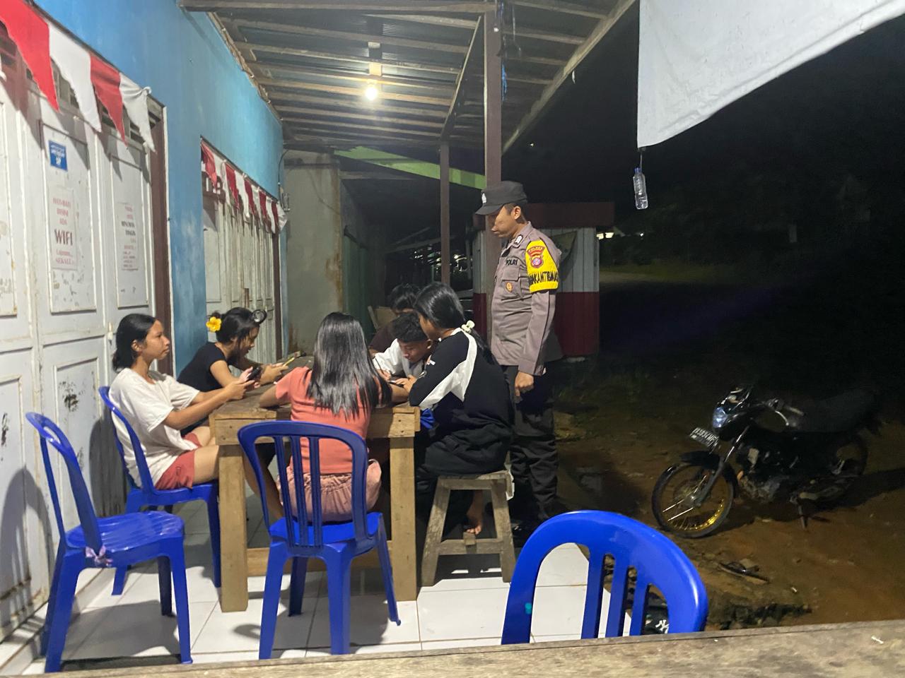 Personel Polsek Delang Sambangi Remaja yang Nongkrong, Berikan Sosialisasi Tentang Kenakalan Remaja