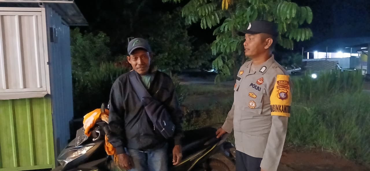 Personil Polsek Sambang Masyrakat yang Sedang Bersantai
