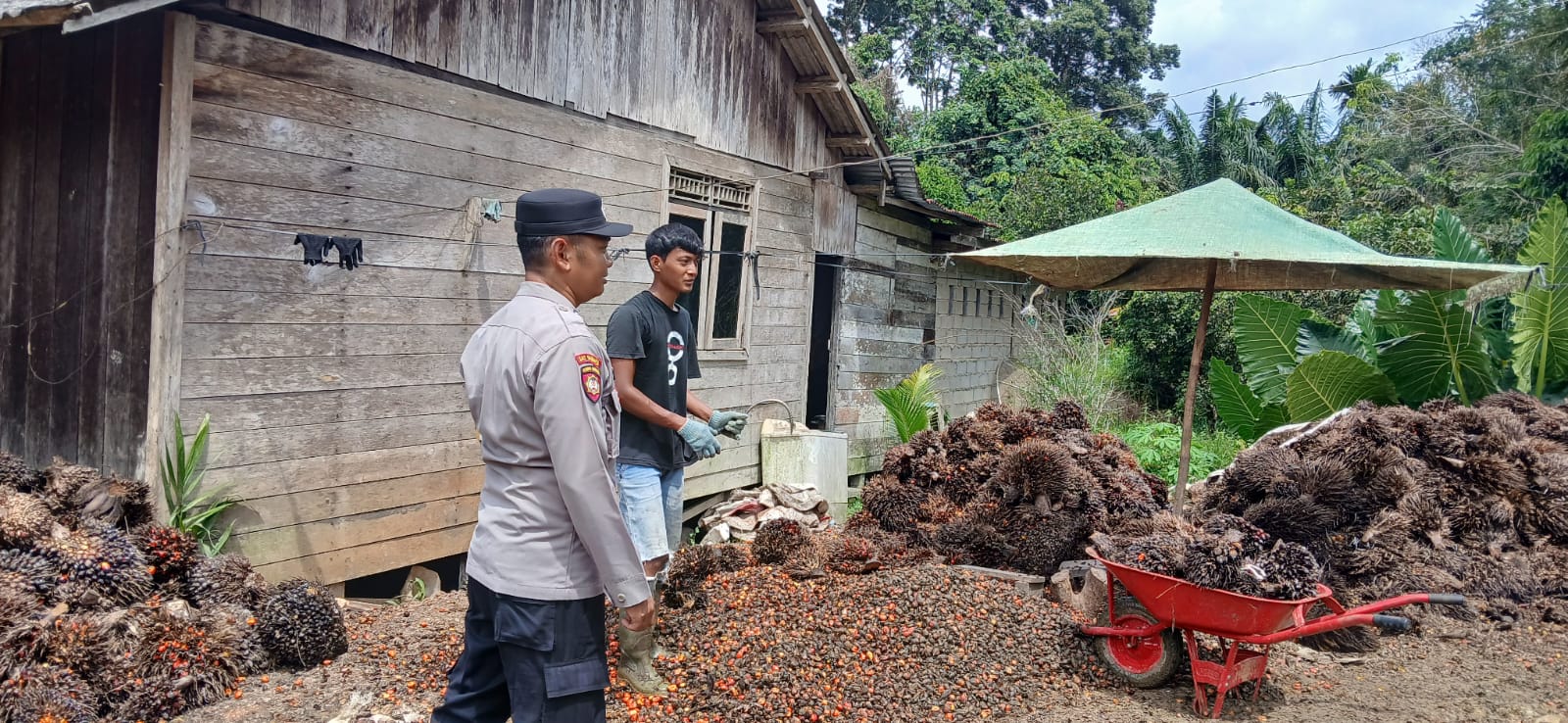 Piket Polsek Silaturahmi kepada Masyarakat yang sedang bekerja