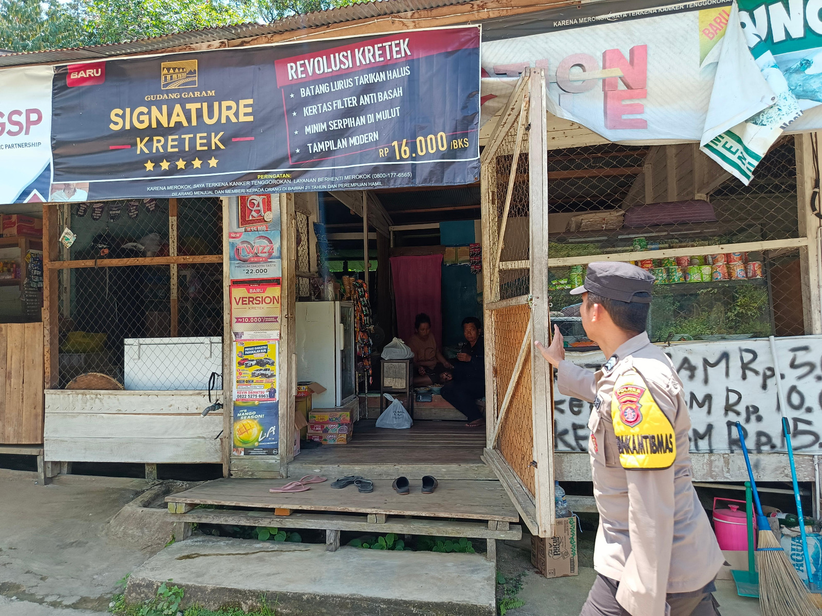 Piket Polsek Delang Silaturahmi Ke Masyarakat