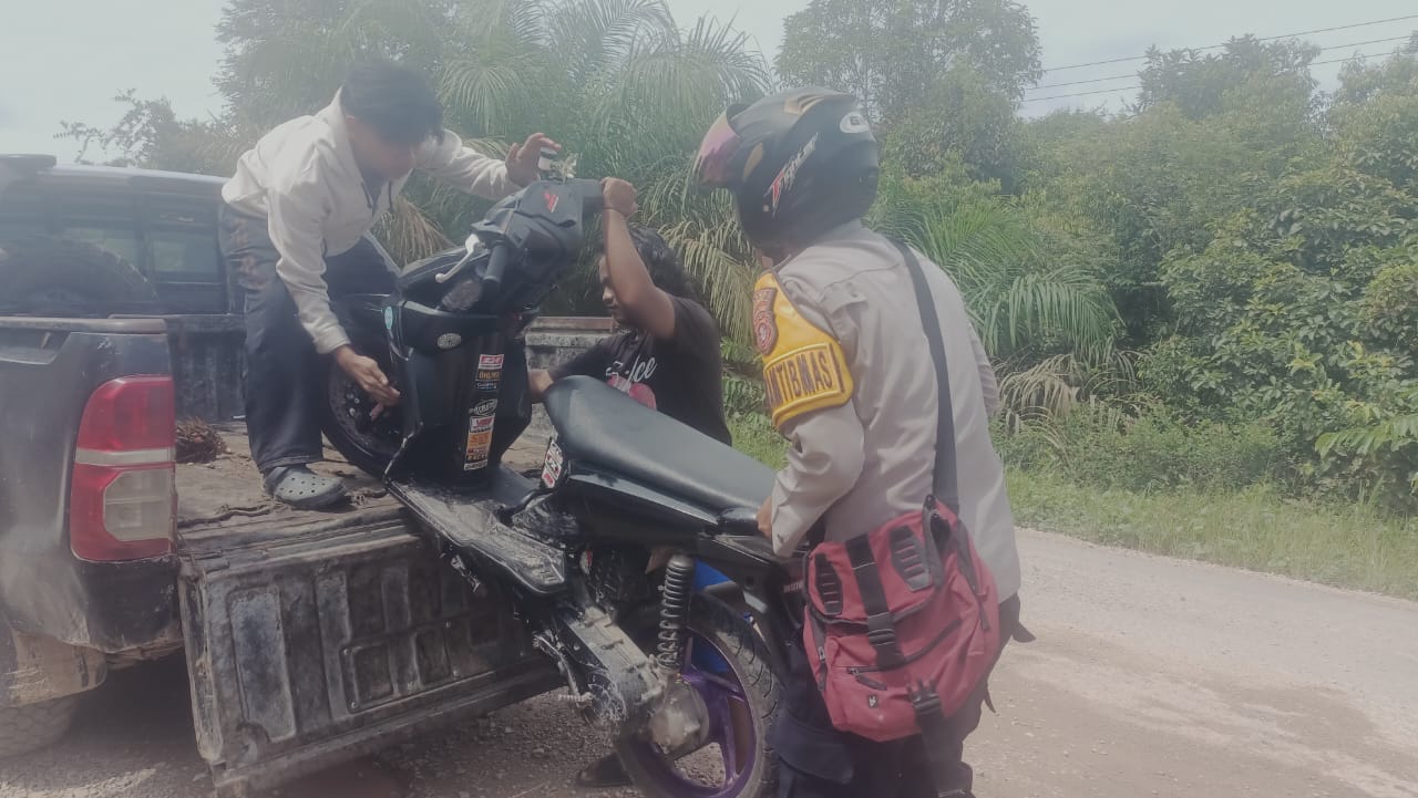 Bhabinkamtibmas Polsek Bulik Bantu Warga yang Kendaraan Mogok di Desa Batu Kotam
