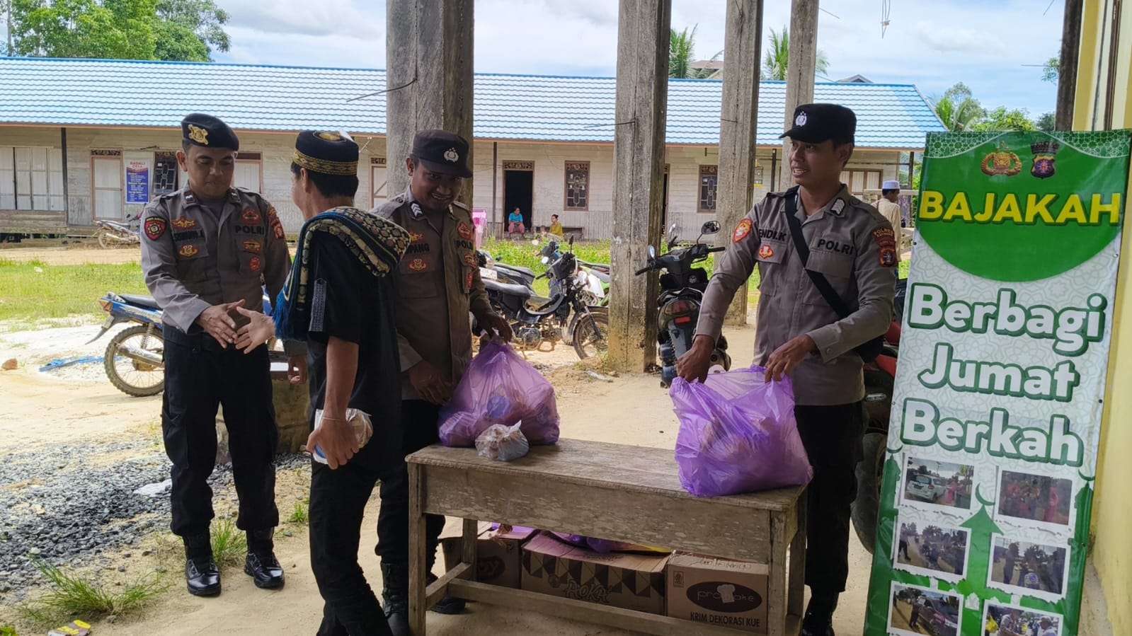 Polsek Marikit giat Pengamanan Tempat Ibadah dan Laks Program Inovasi “BAJAKAH” (Berbagi Jumat Berkah).