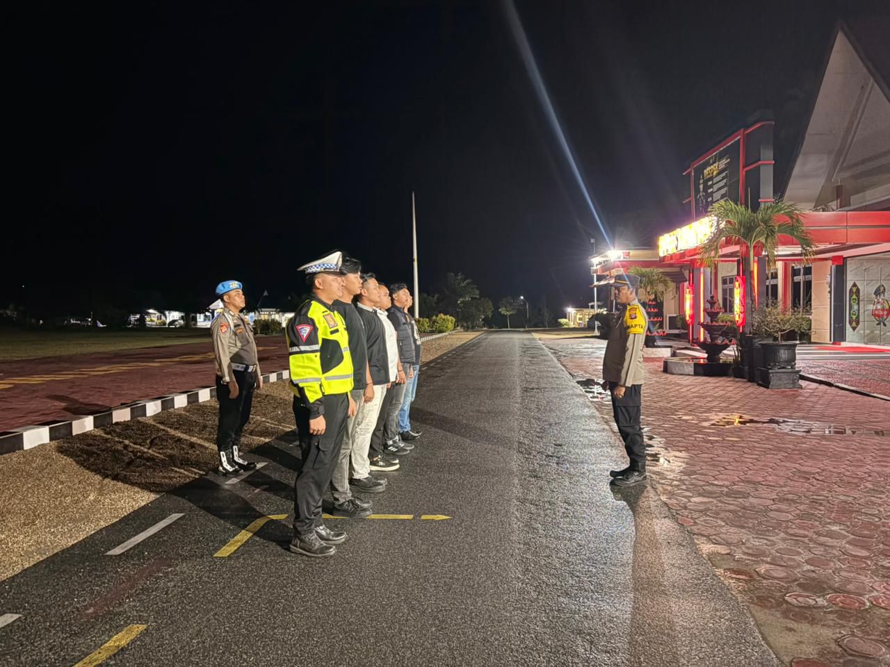 Sat Samapta Polres Katingan Melaksanakan Serah Terima Piket Jaga Lama ke Piket Jaga Baru Dilanjutkan Pengecekan Tahanan