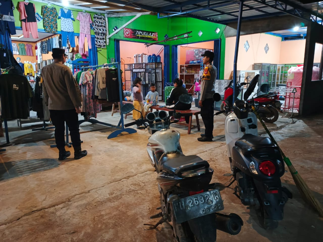 Piket Polsek lamandau melaksanakan Silaturahmi ke masyarakat