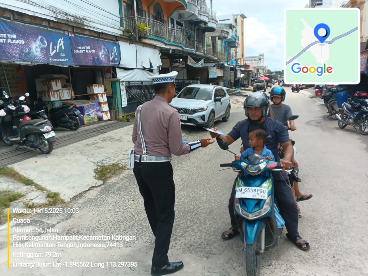 Pembagian Brosur Keselamatan Berlalu Lintas Kepada masyarakat.