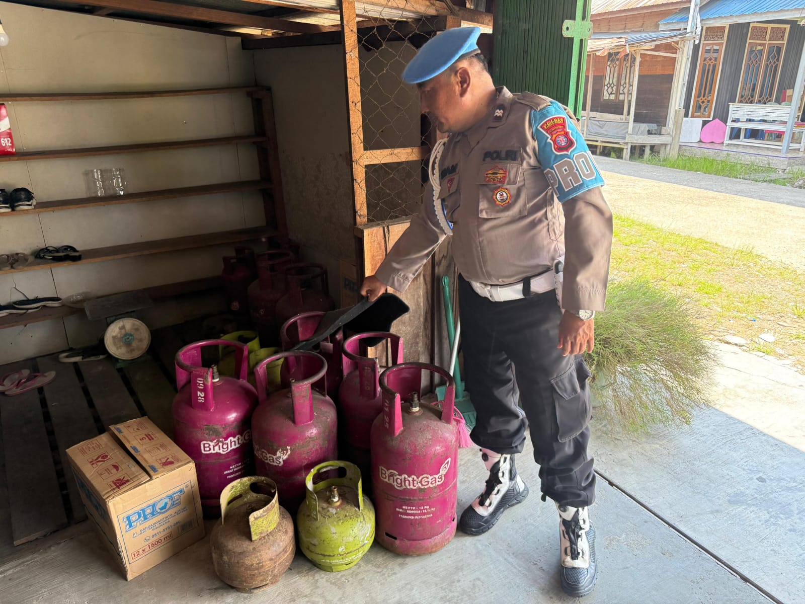 Polsek Montallat Laksanakan Pengecekan Gas LPG Untuk Pantau Stok Dan Harga Di Pasaran