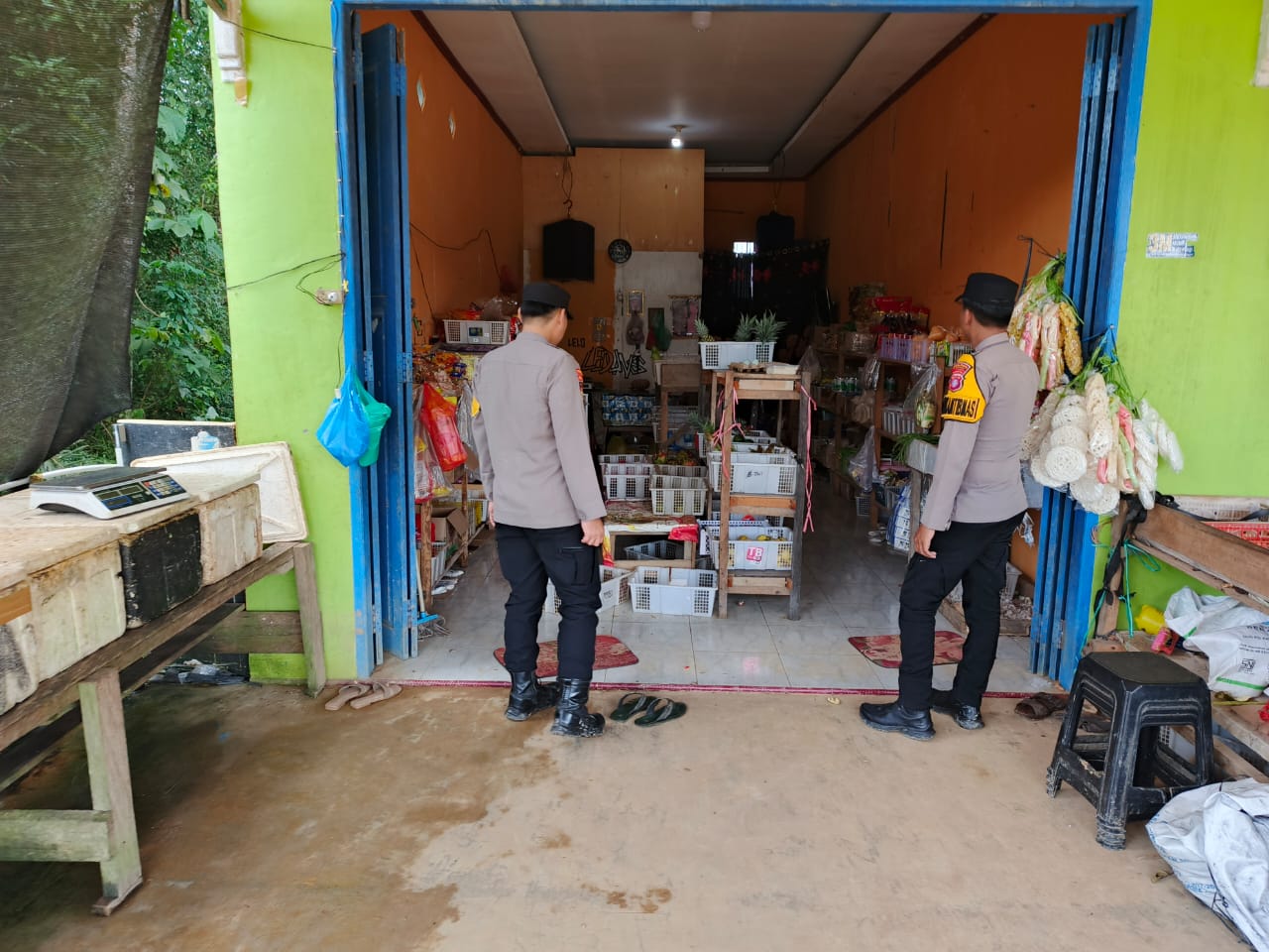 Piket Polsek Lamandau Silaturahmi Ke Pedagang