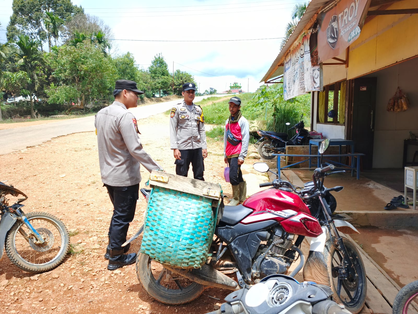 Piket Polsek Silaturahmi kepada Masyarakat yang sedang bekerja