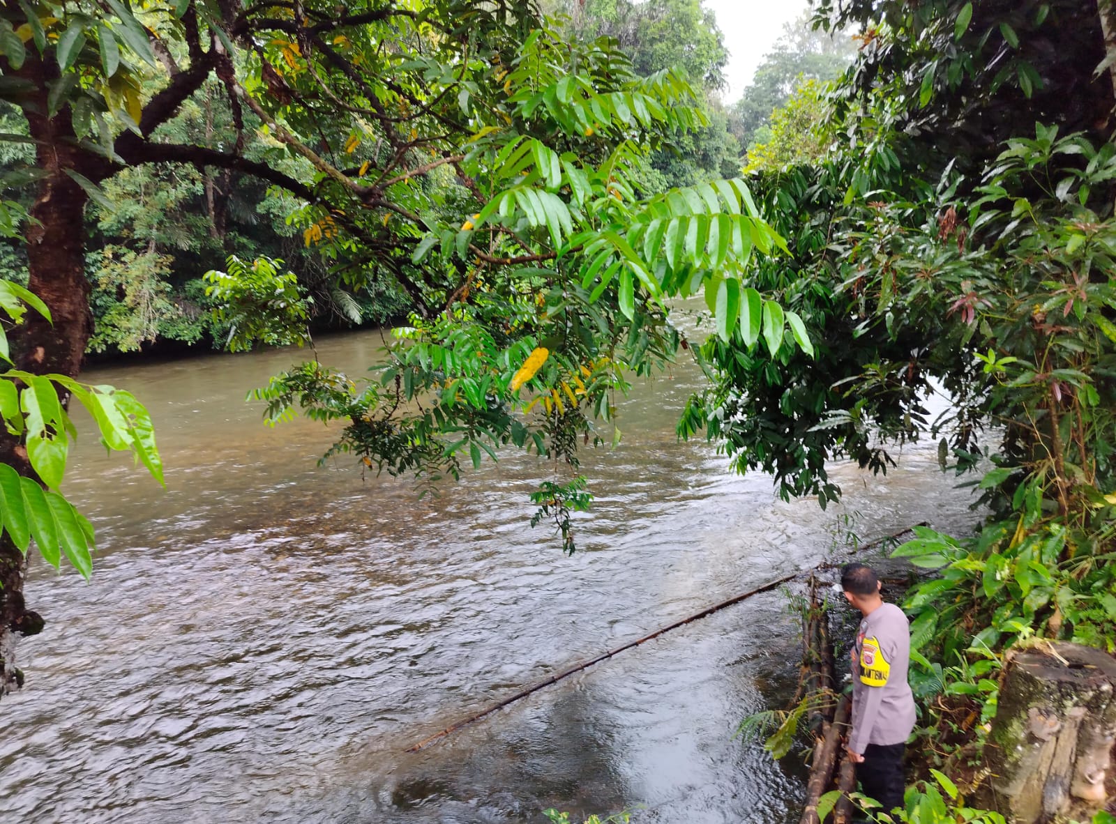 Piket Polsek Delang cek debit air DAS Delang