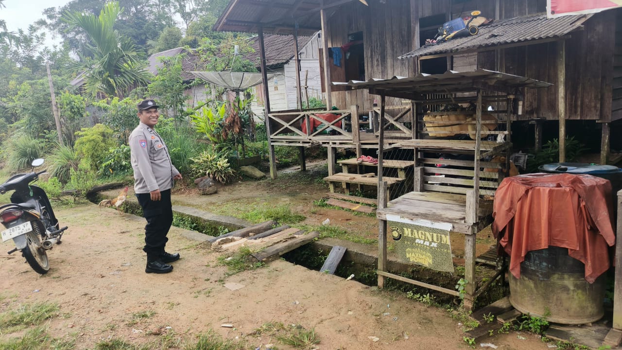 Bhabinkamtibmas Polsek Delang melaksanakan Silaturahmi ke warga masyarakat