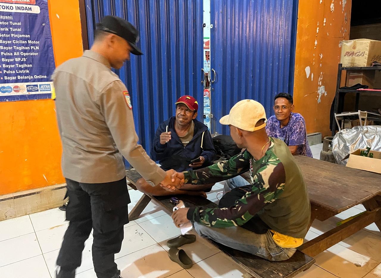 Personil Polsek Sambang Masyrakat yang Sedang Bersantai