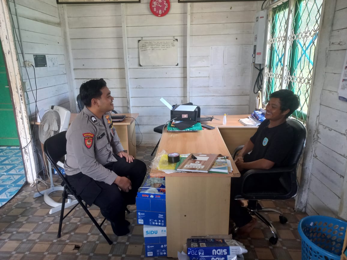 Bhabinkamtibmas Silaturahmi ke Kantor Desa Binaan