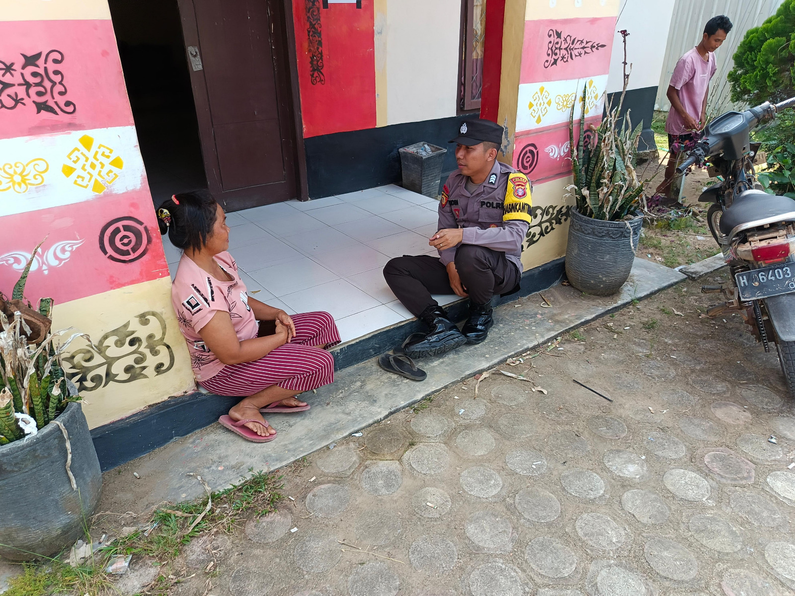 Bhabinkamtibmas Sambang ke Rumah Warga