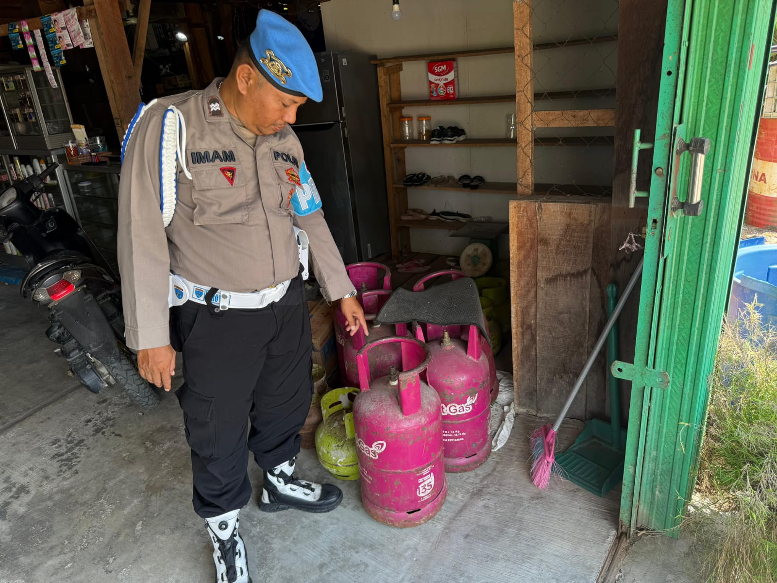 Polsek Montallat Laksanakan Pengecekan Gas LPG Untuk Pantau Stok Dan Harga Di Pasaran