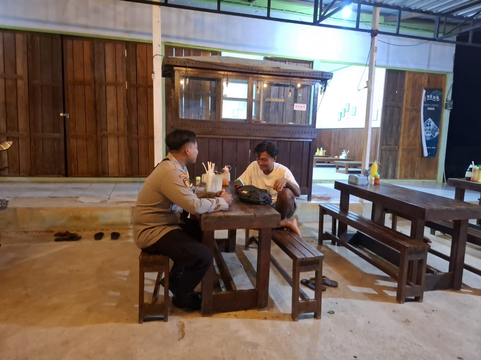 Personel Polsek Lamandau Sambangi Remaja yang Nongkrong, Berikan Sosialisasi Tentang Kenakalan Remaja