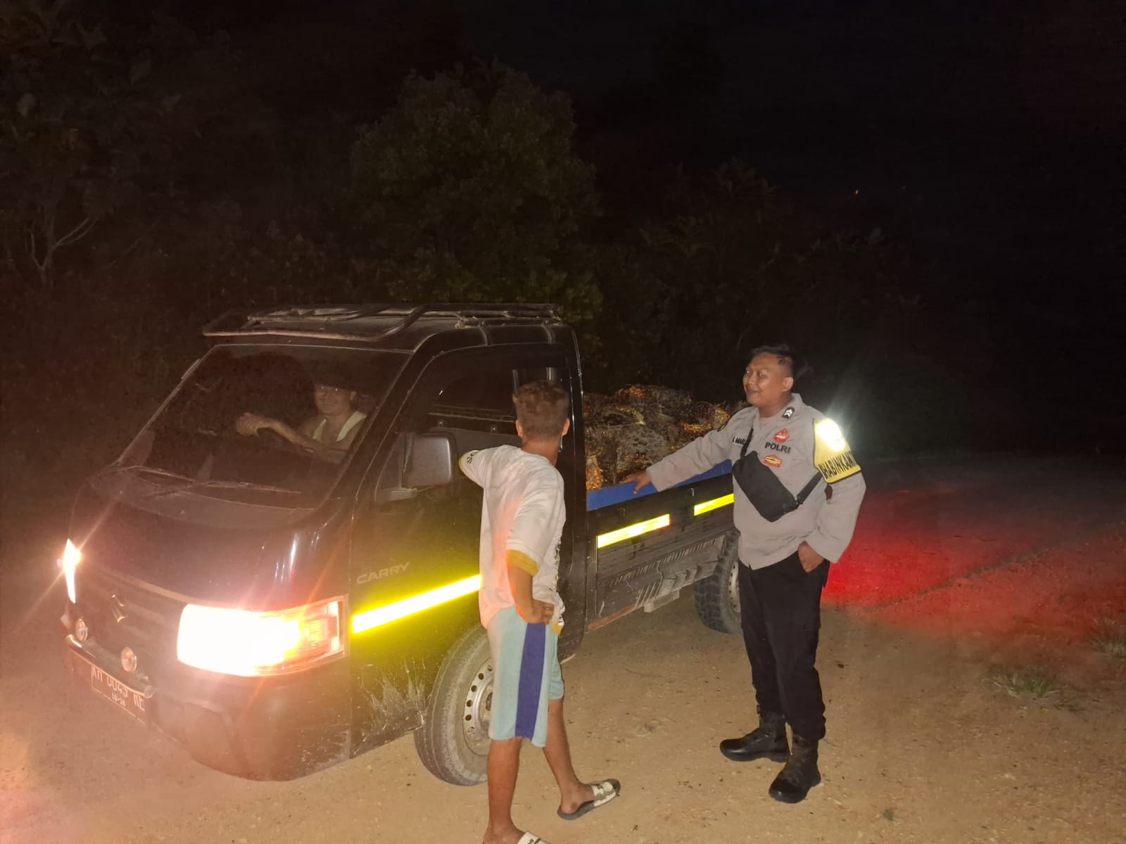 Piket Polsek Silaturahmi kepada Masyarakat yang sedang bekerja