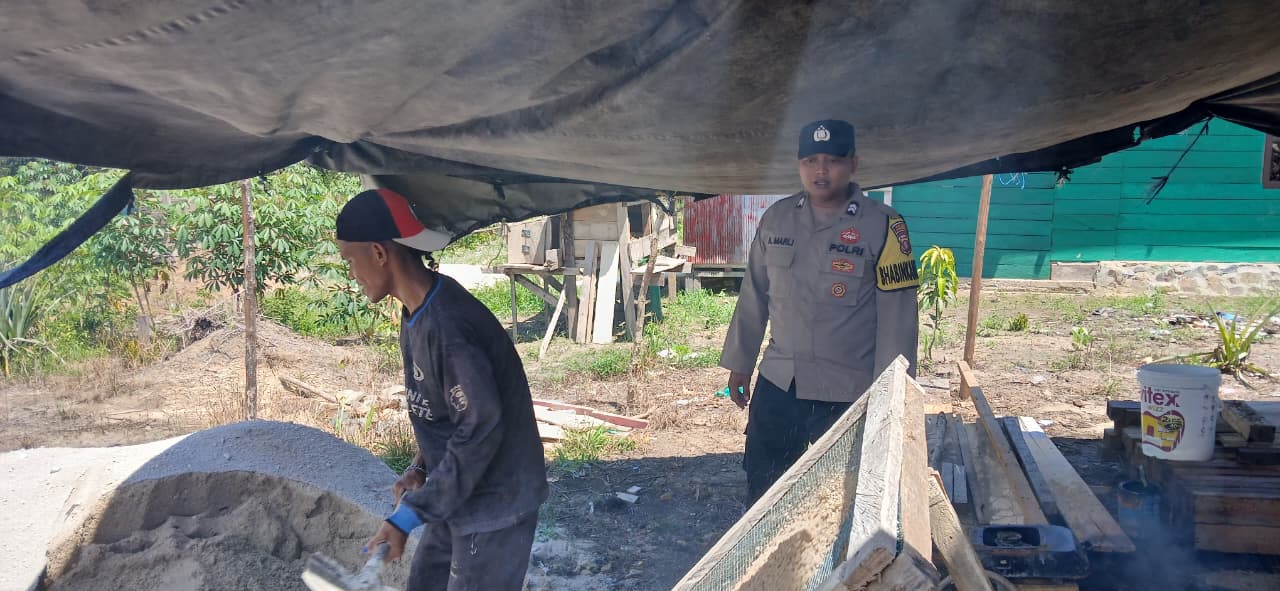 Piket Polsek Silaturahmi kepada Masyarakat yang sedang bekerja