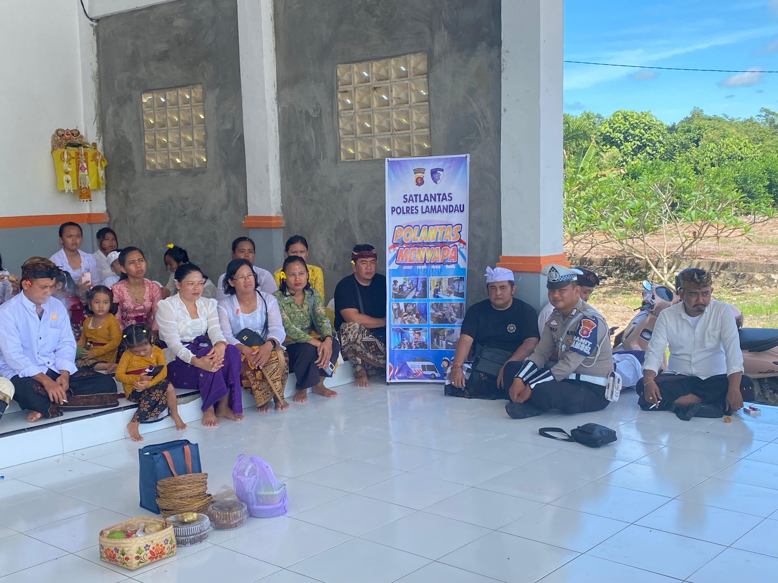 Sat Lantas Polres Lamandau Laksanakan Operasi Zebra Telabang 2025 dan “Polantas Menyapa” di Pura Jagat Natha Buana Santi Saat Perayaan Galungan