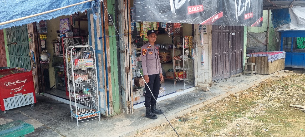 Piket Polsek Sambangi dan Silaturahmi Ke Pedagang