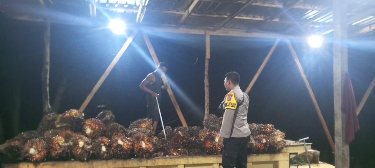 Piket Polsek Silaturahmi kepada Masyarakat yang sedang bekerja