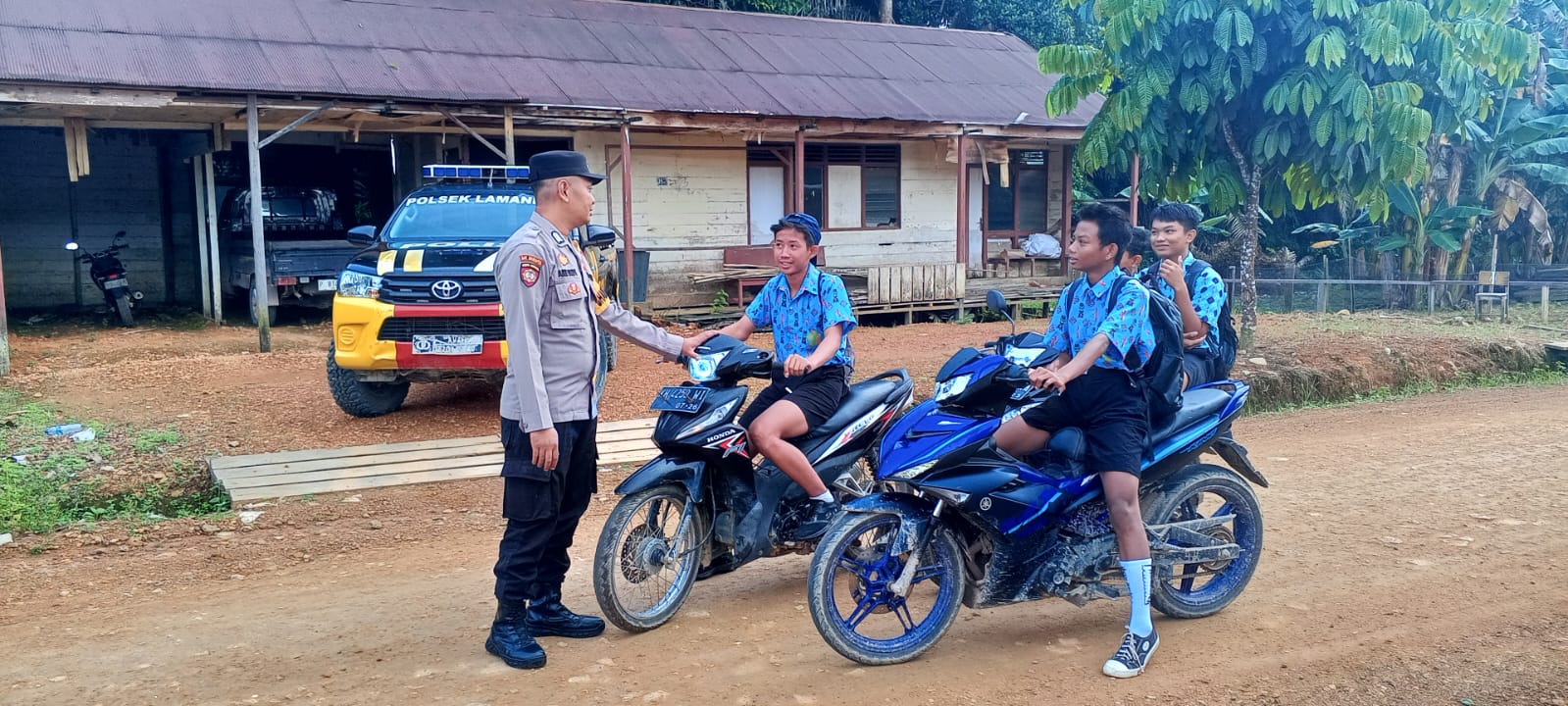 Personel Piket Polsek Lamandau Sambangi Pelajar untuk Berikan Imbauan Kamtibmas