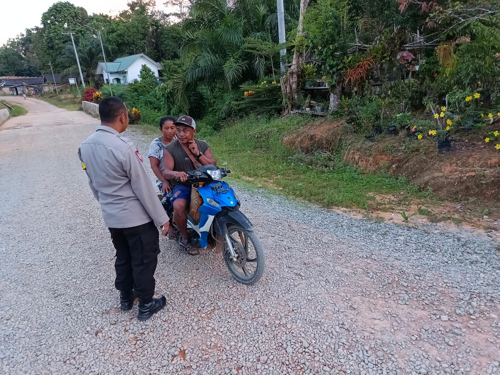 Piket Polsek Delang melaksanakan Silaturahmi ke warga masyarakat