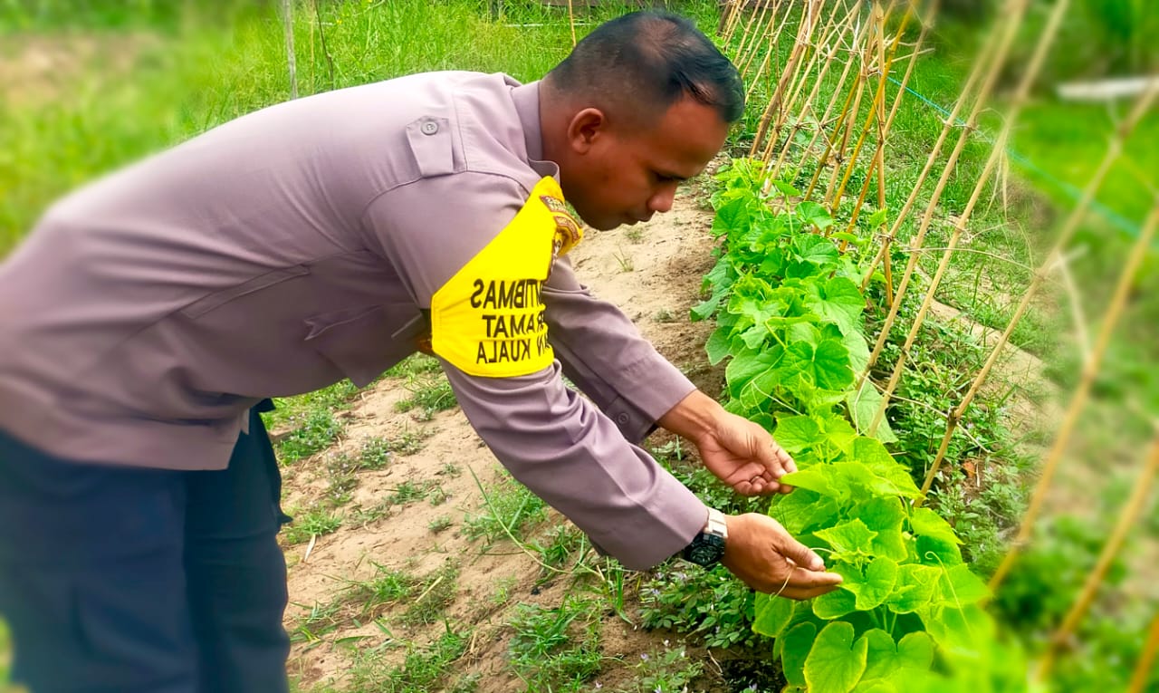 Bhabinkamtibmas Polsek Katingan Kuala cek lokasi pemanfaatan pekarangan rumah warga binaan