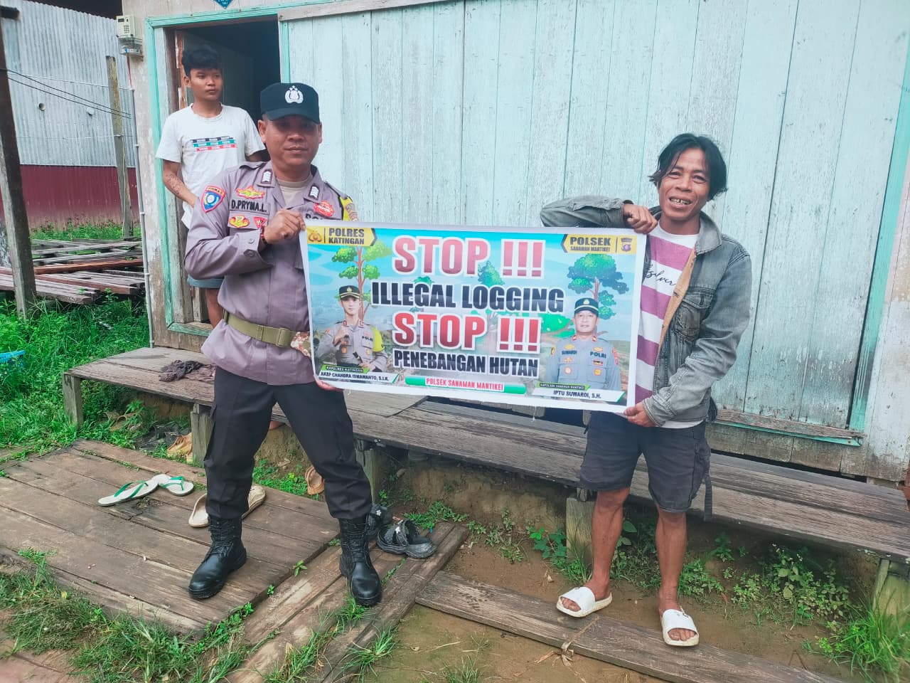 Bhabinkamtibmas laksanakan Sosialisasikan tentang larangan dan sangsi Pidana bagi pelaku Ileggal Logging kepada masyarakat di  Desa Binaan.