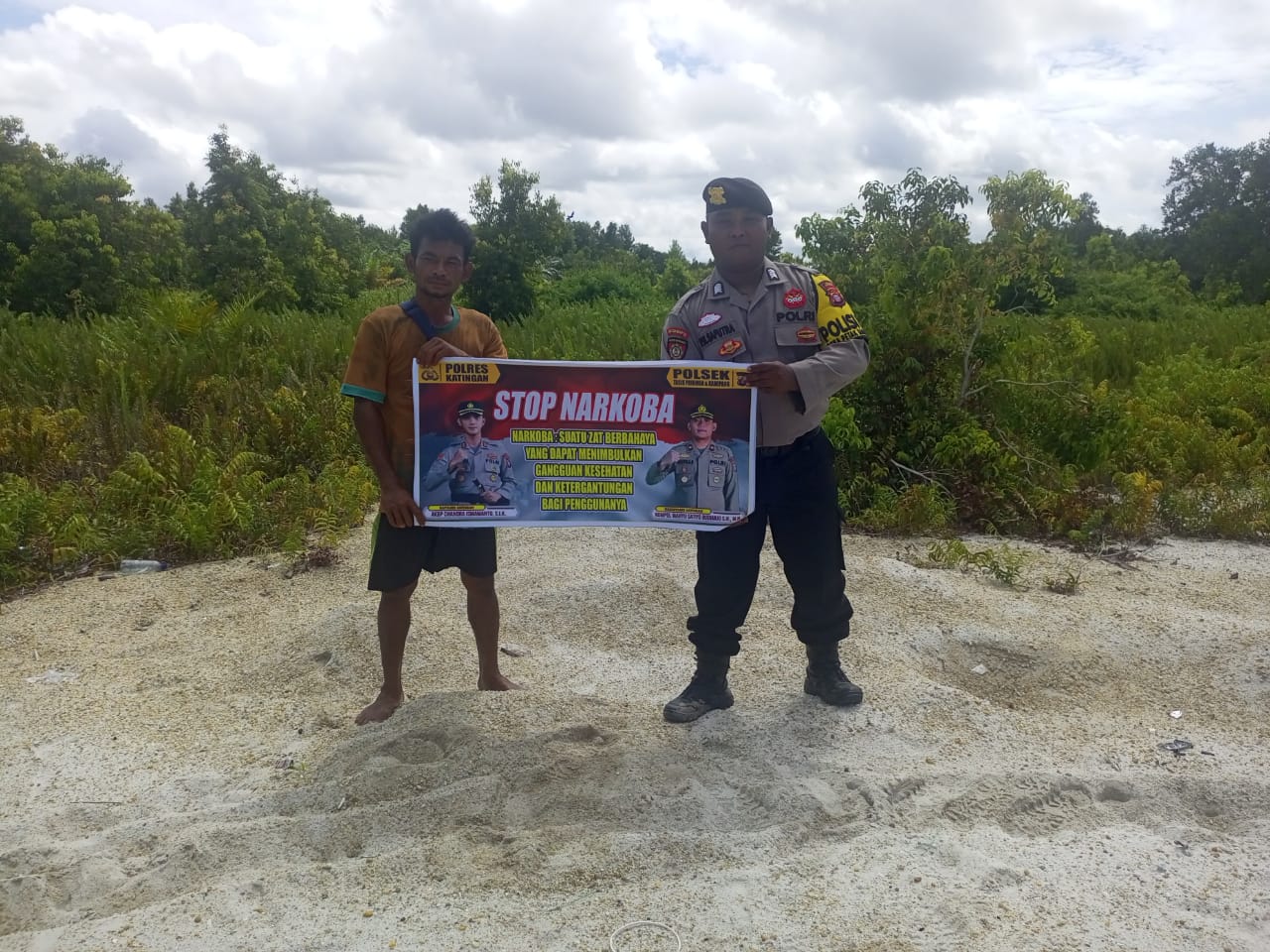 Cegah Bahaya Narkoba, Polsek Tasik Payawan dan Kamipang Sosialisasi Spanduk Himbauan