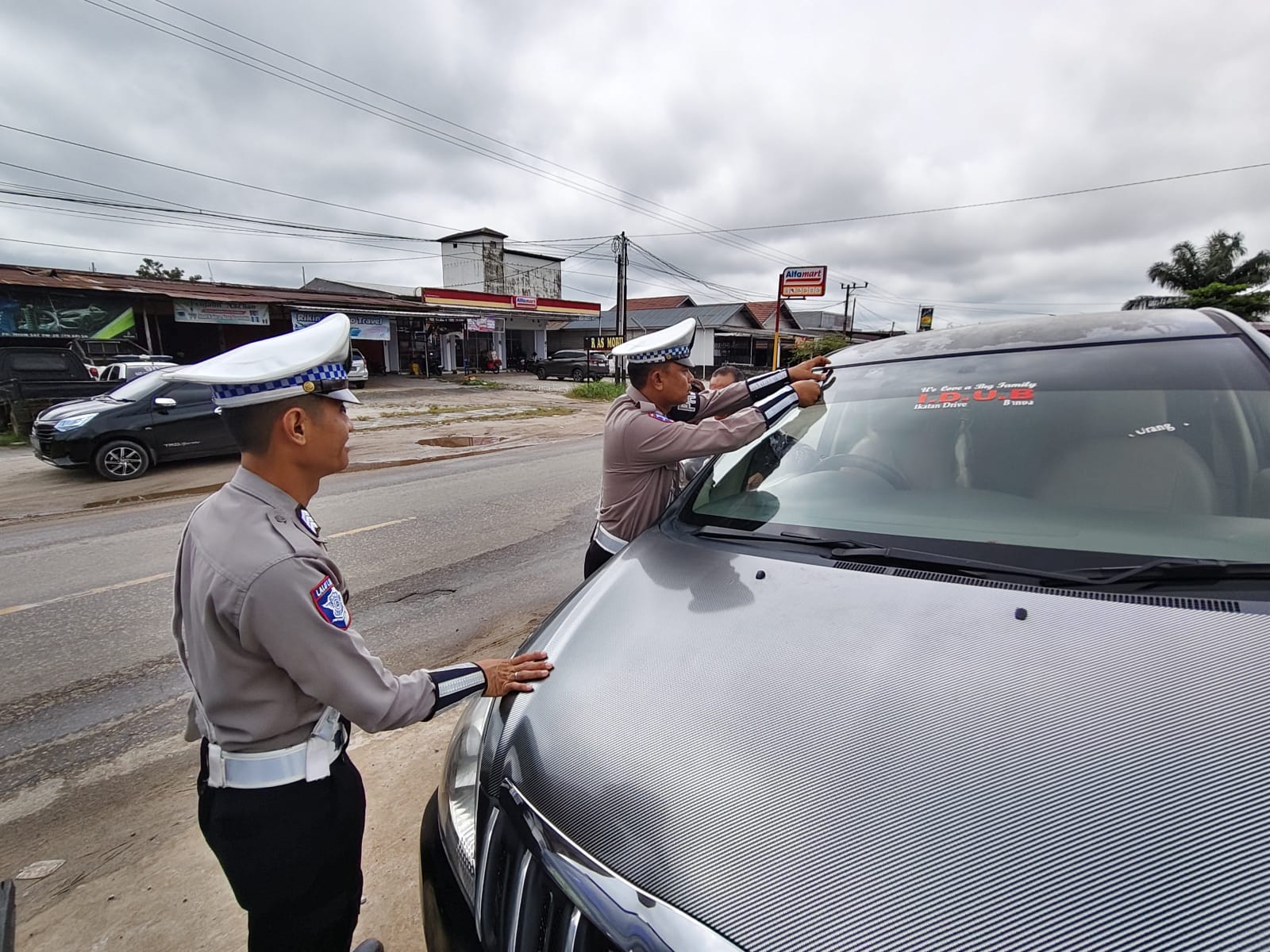 Satlantas Polres Katingan Melakukan Pemasangan Stiker Ops Zebra Telabang 2025