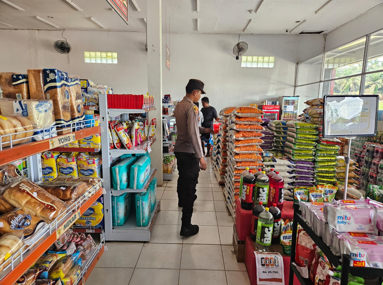 Piket Polsek Patroli kepertokoan diwilkum Polsek Sematu Jaya