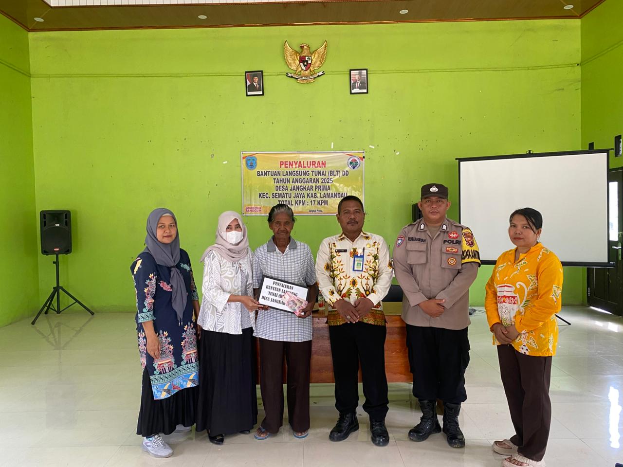 Wujud Kepedulian, Bhabinkamtibmas Dampingi Penyaluran BLT Dana Desa Di Wilayah Binaan