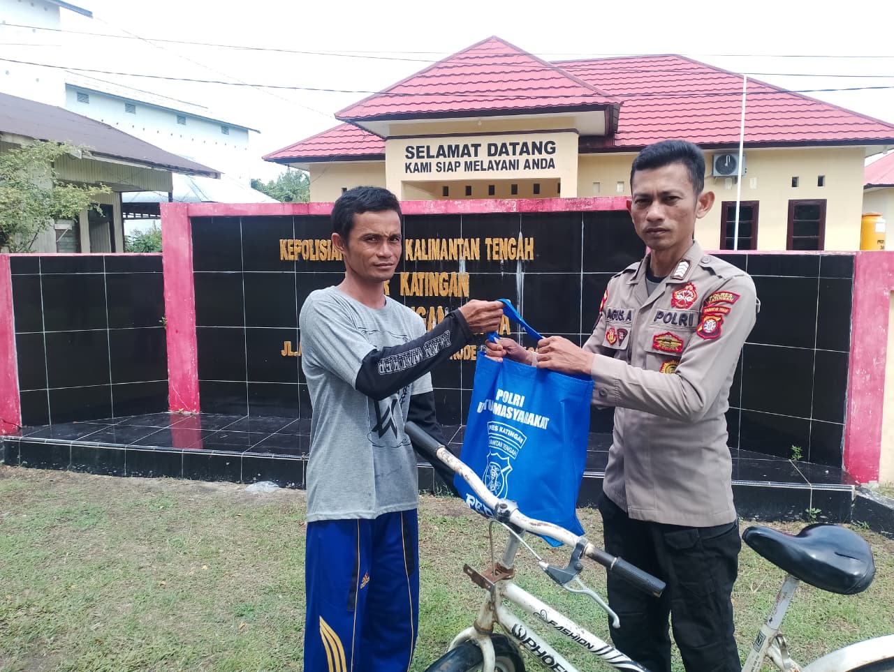 Jum’at Berkah, Polsek Katingan Kuala Bagikan Sembako Ke Masyarakat Yang Kurang Mampu