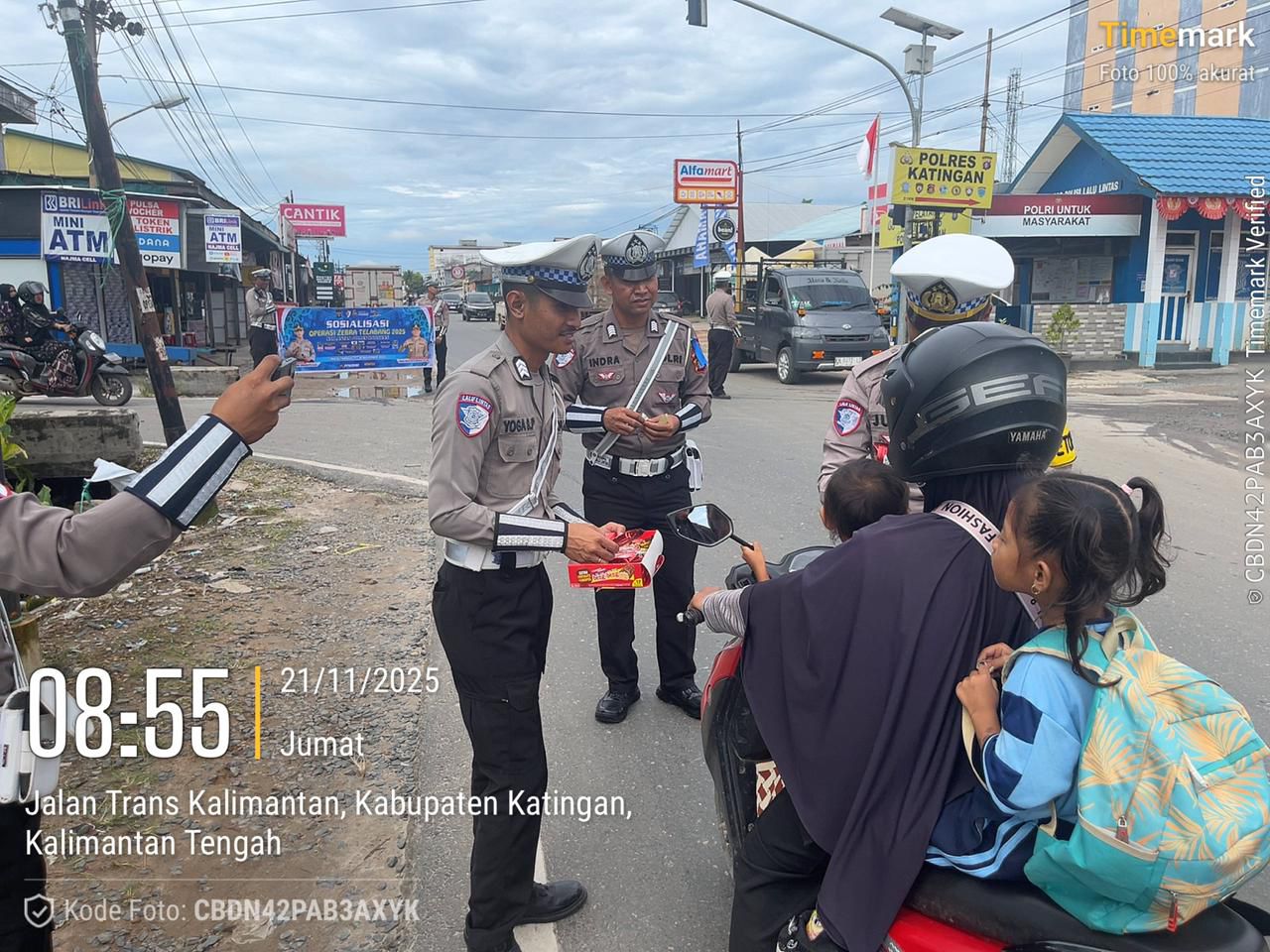 Satlantas Polres Katingan Melakukan Pemasangan Stiker Ops Zebra Telabang 2025 dan Pembagian coklat