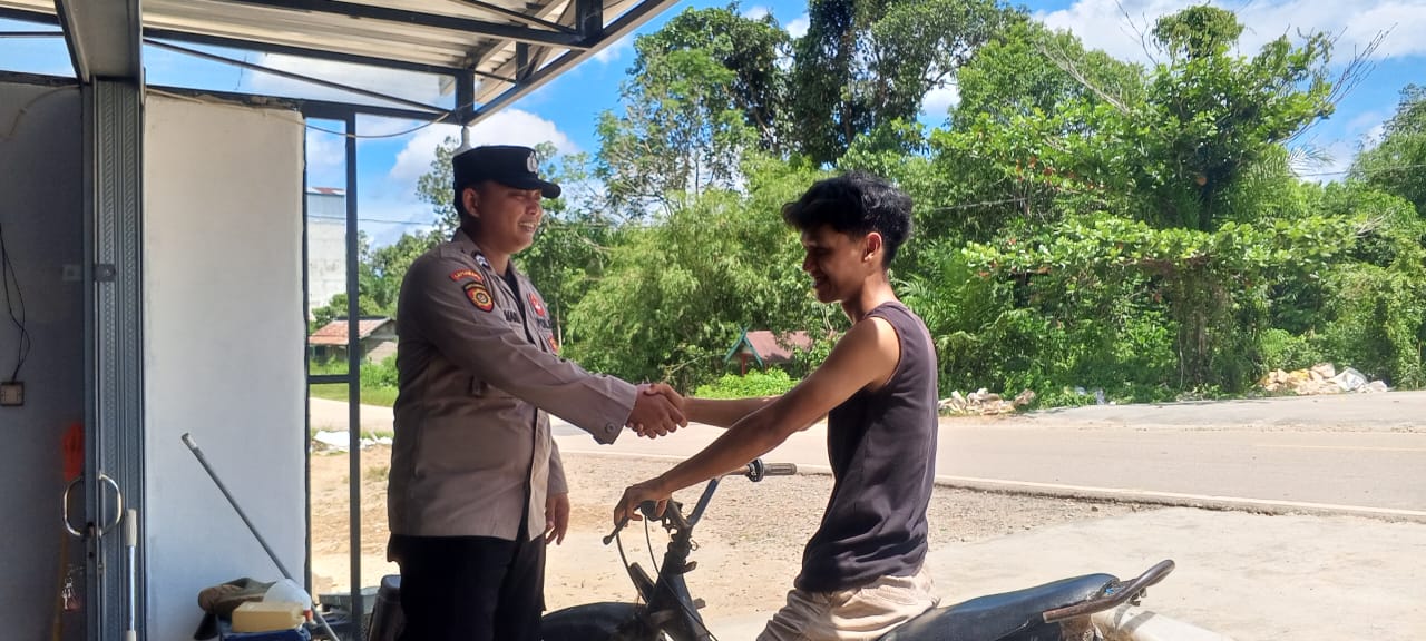 Personel Piket Polsek Lamandau Sambangi Masyarakat, Pererat Silaturahmi dan Sampaikan Pesan Kamtibmas