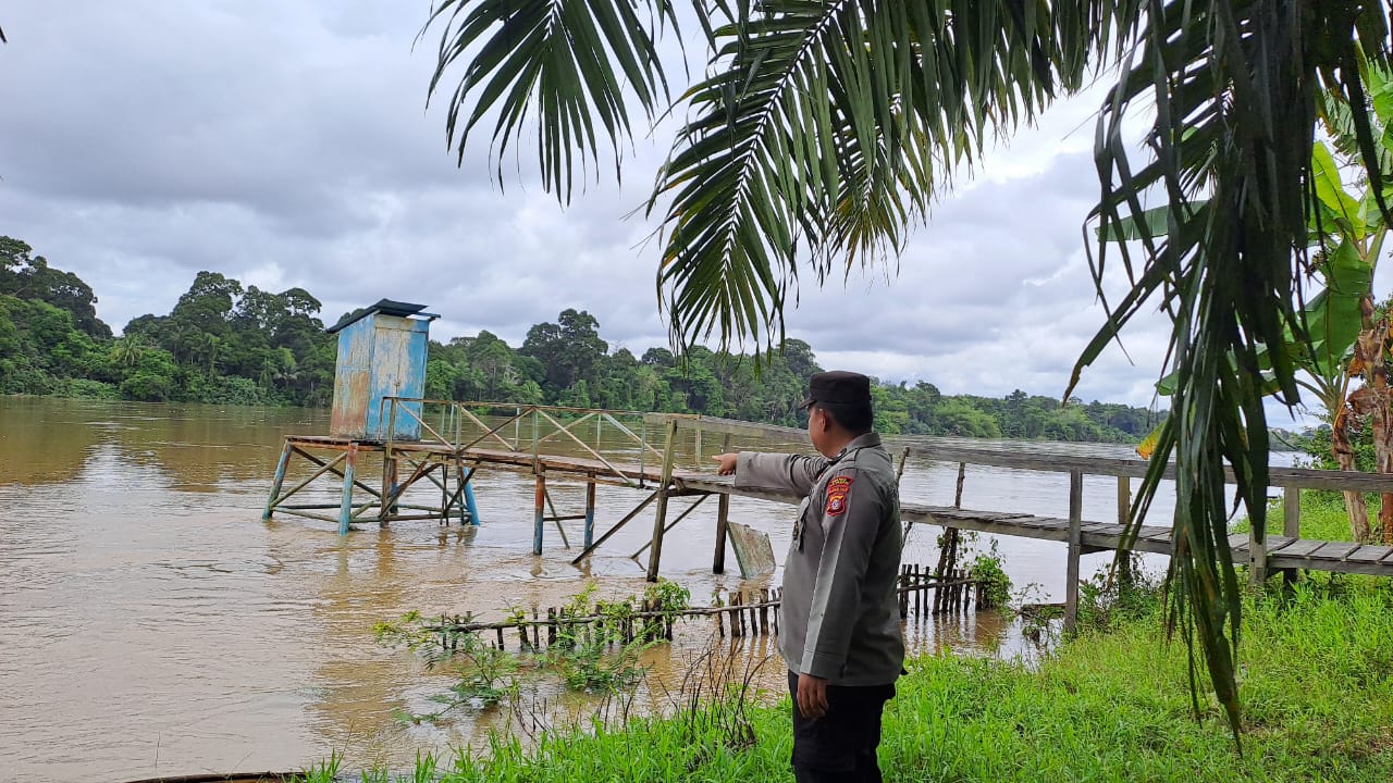 Pantau Debit Air, Polsek Tewang Sangalang Garing dan Pulau Malan Imbau Warga Waspada Potensi Banjir