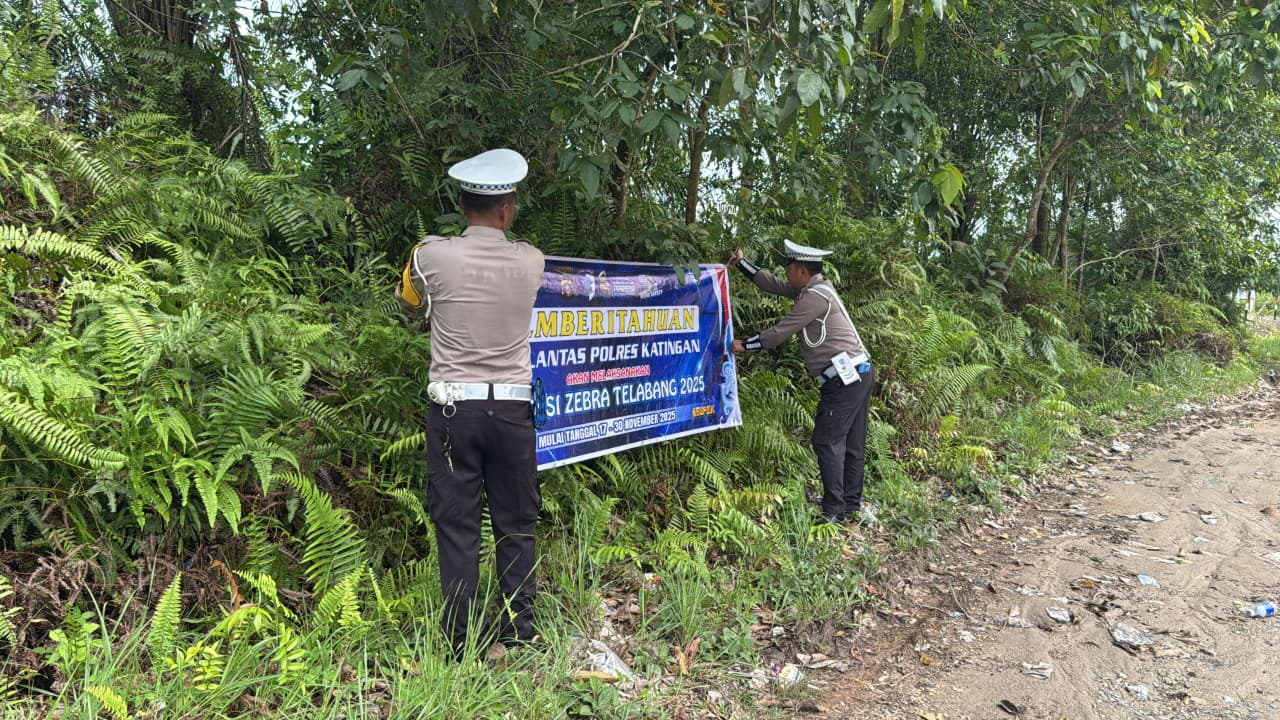 Pemasangan Spanduk Operasi Zebra Telabang 2025 Oleh Personel Satlantas Polres Katingan