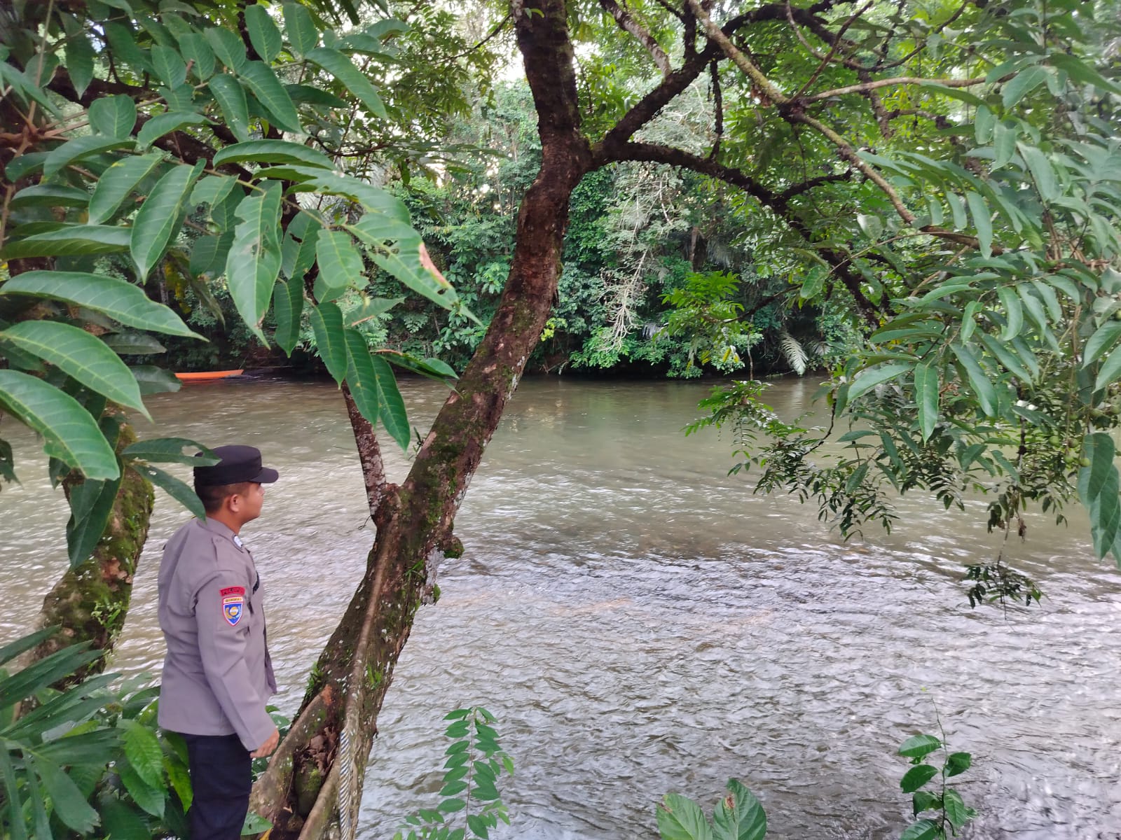 Piket Polsek Delang cek debit air DAS Delang