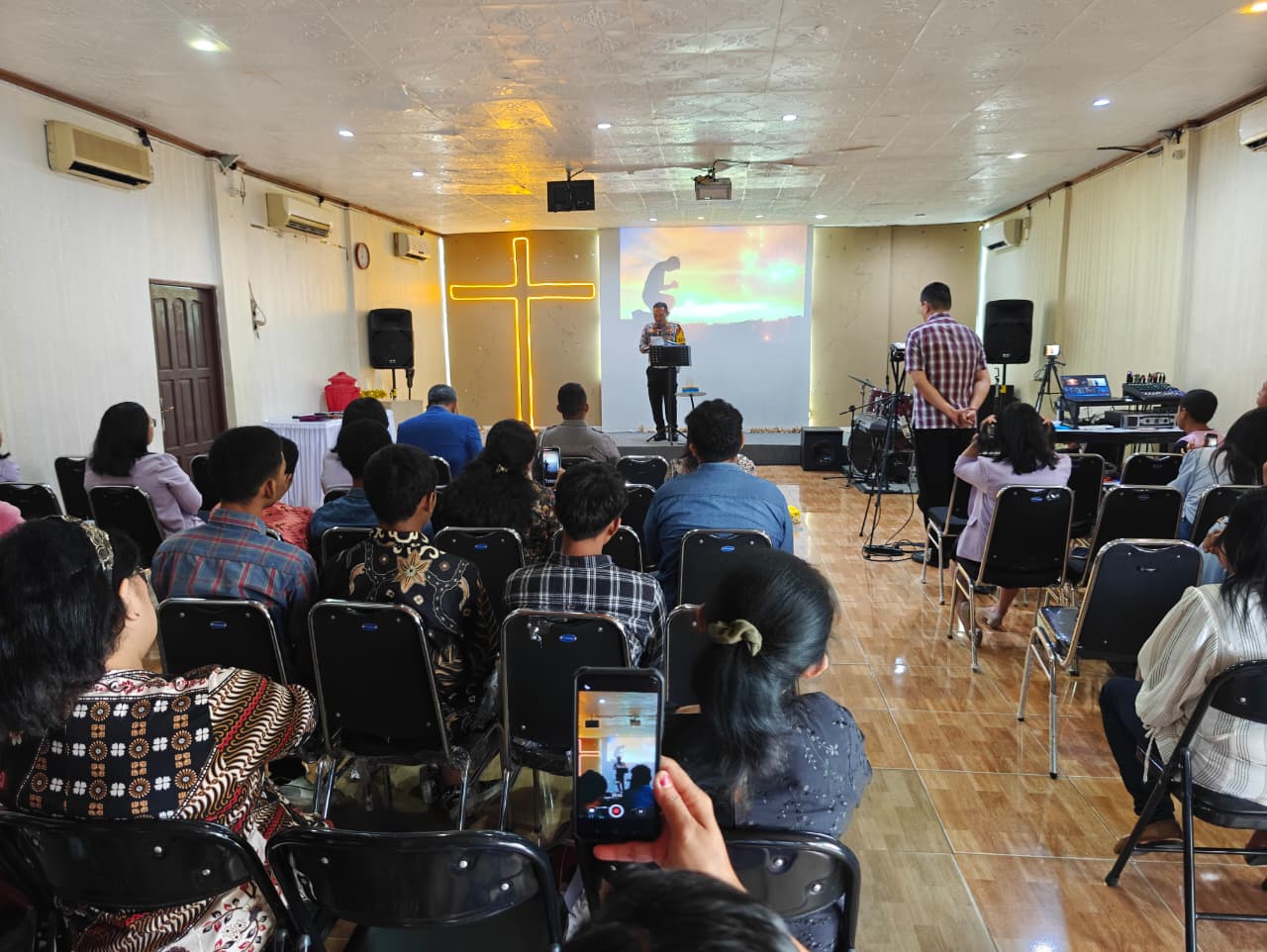 Satlantas Polres Kotim Sampaikan Pesan Keselamatan di Mimbar Gereja, Serahkan Tali Asih dalam Rangka Ops Zebra Telabang 2025
