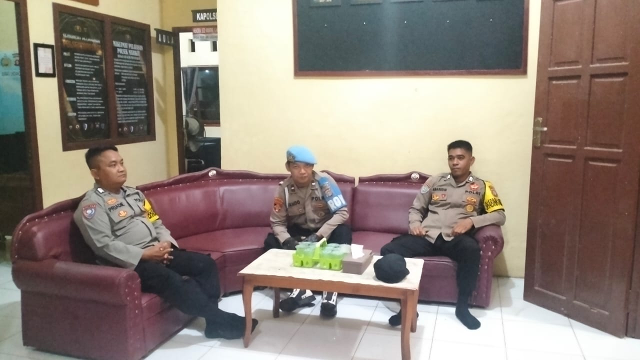 ‎Anggota Jaga Siaga dan Waspada di Mako Penjagaan.