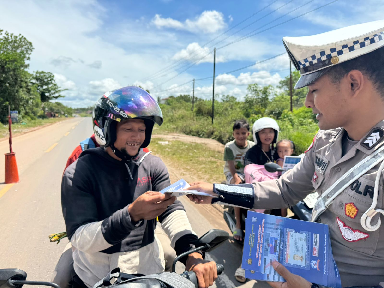 Pembagian Brosur Keselamatan Berlalu Lintas Kepada masyarakat.