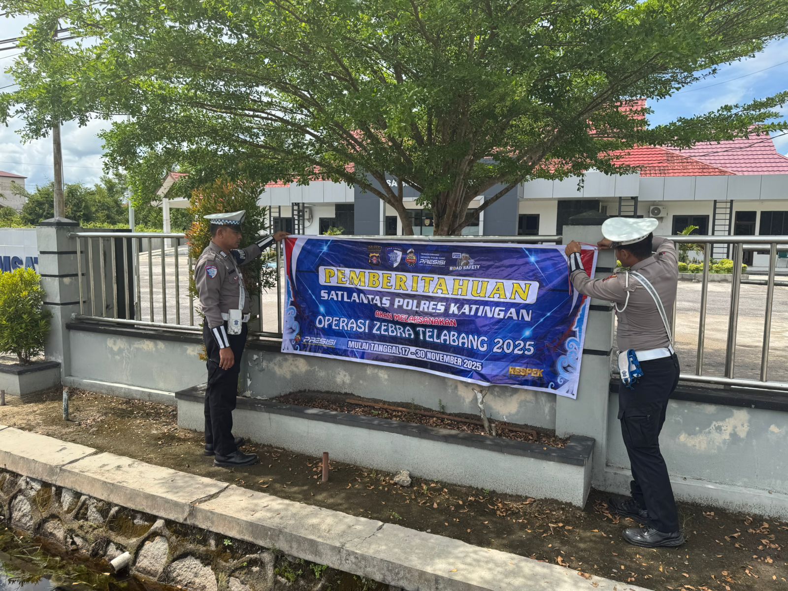 Pemasangan Spanduk Operasi Zebra Telabang 2025 Oleh Personel Satlantas Polres Katingan