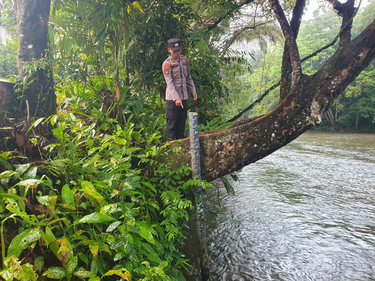 Piket Polsek Delang cek debit air DAS Delang