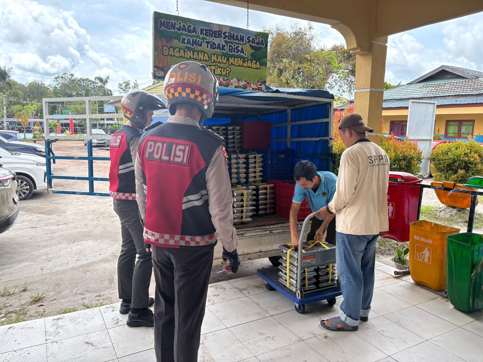 Sukseskan Pemenuhan Gizi, Personel Subdit Gasum Ditsamapta Polda Kalteng Kawal Distribusi MBG ke Sekolah-Sekolah
