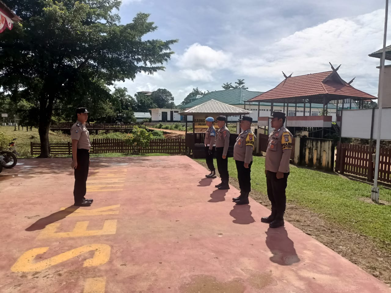 Ps. Kasium Polsek Marikit Pimpin Apel pagi.