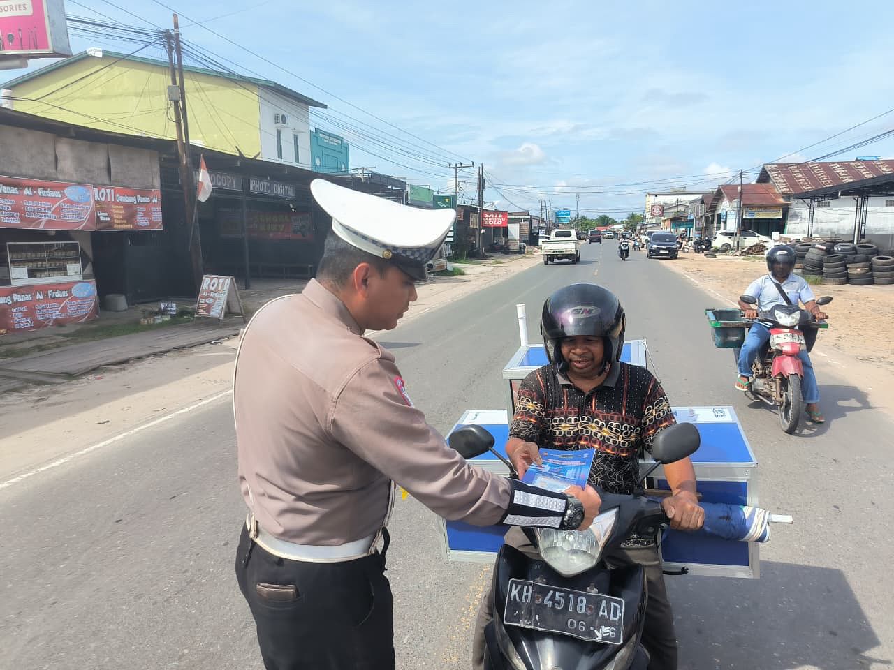 Pembagian Brosur Keselamatan Berlalu Lintas Kepada masyarakat.
