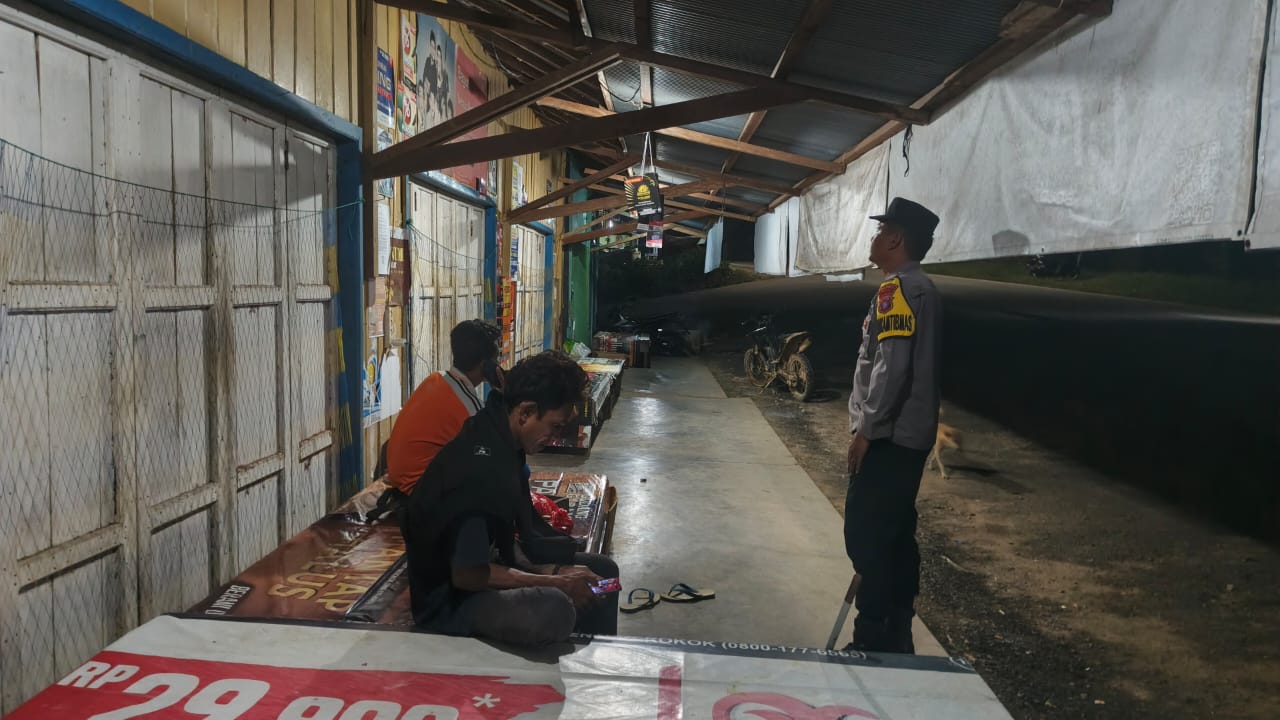 Piket Polsek Delang Sosialisasikan Tentang Layanan Hotline 110 kepada Masyarakat